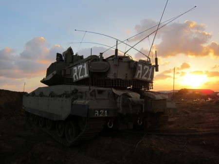 Veículo militar israelense na fronteira com a Faixa de Gaza (Foto: Israel Defense Forces / Flickr)